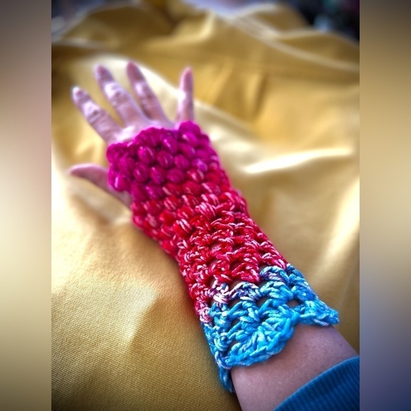 MULTI COLORED HANDMADE FINGERLESS GLOVES - Picture 6 of 7
